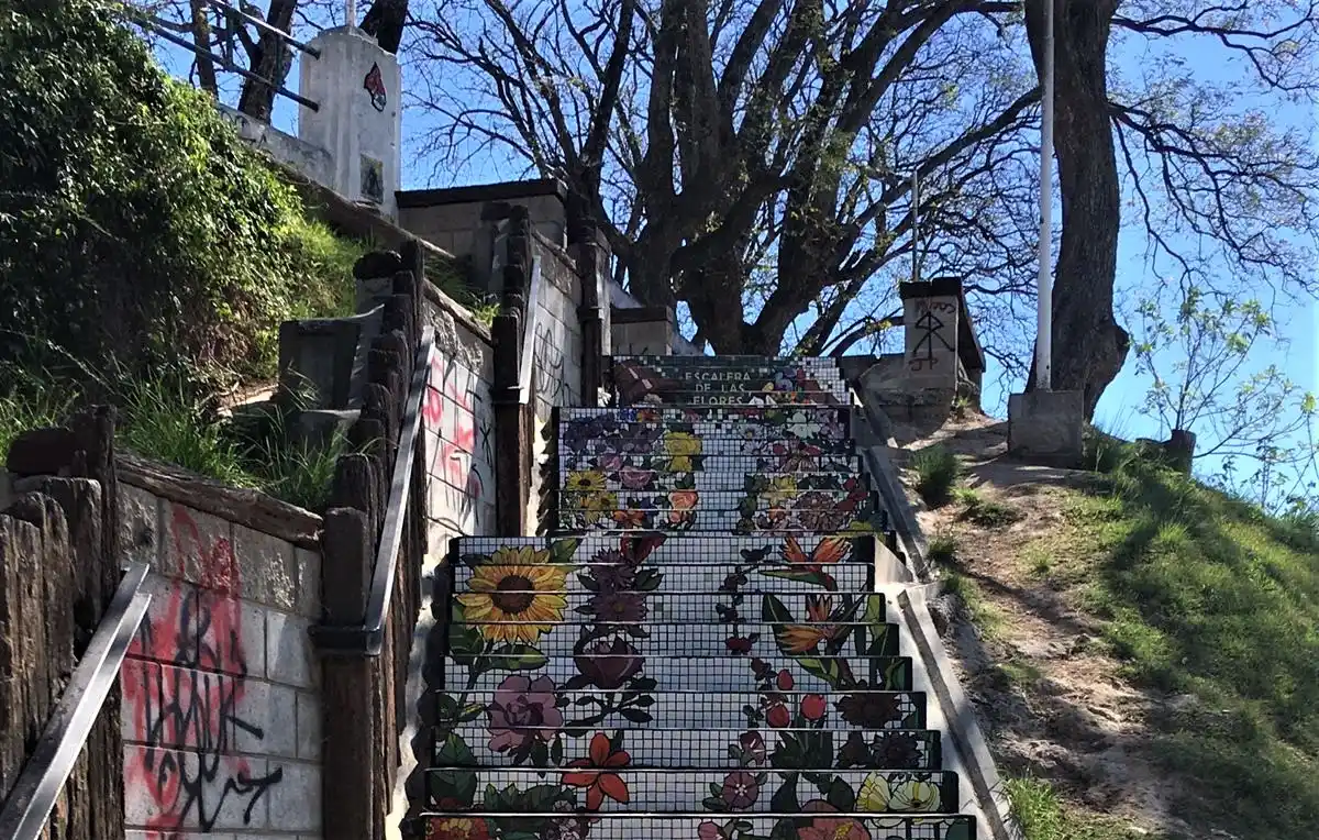 Robaron a dos chicas en la Escalera de las Flores