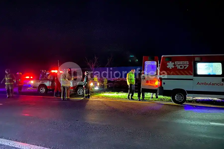 Fuerte accidente en la Ruta Nacional 19: un camionero tuvo que ser rescatado por Bomberos