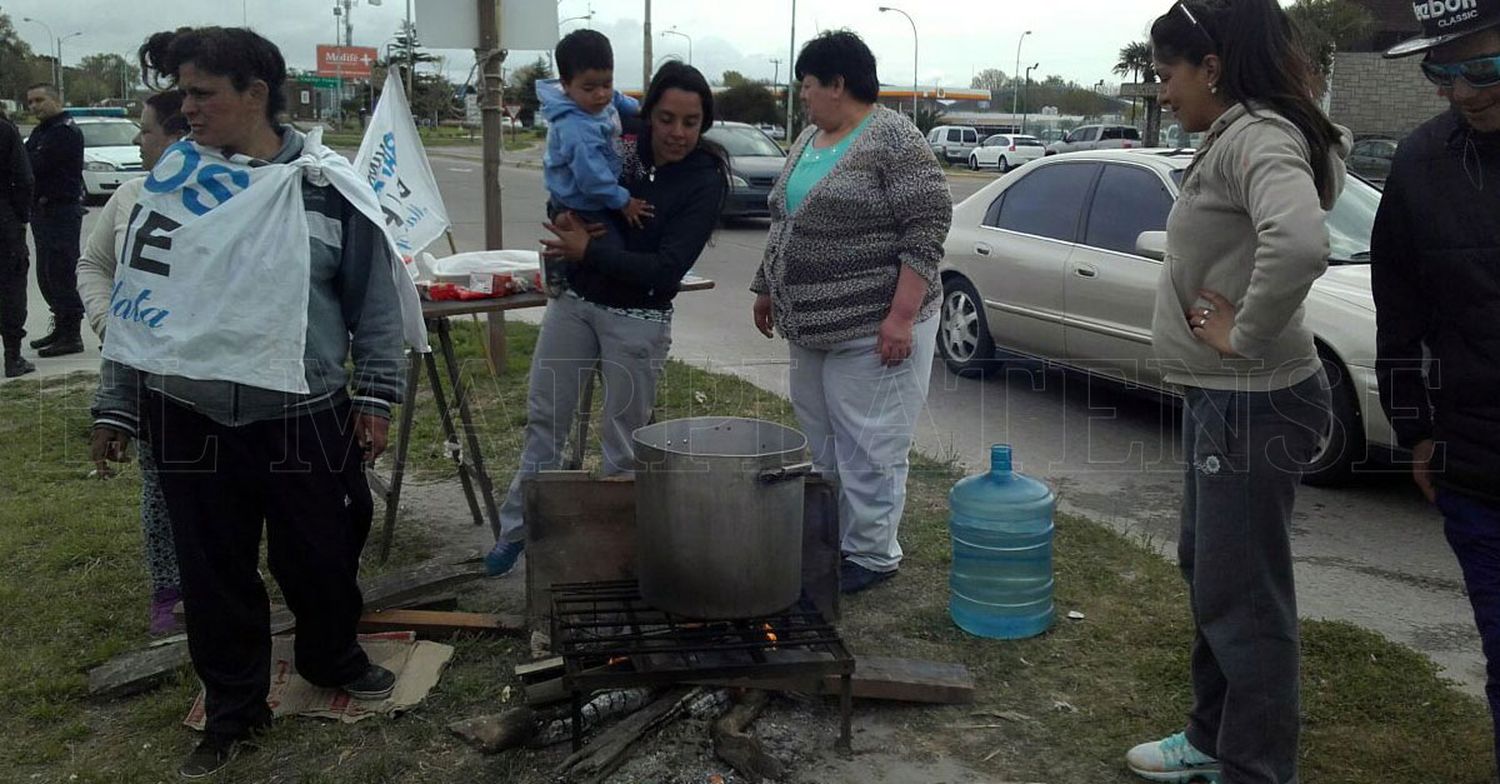 Cortan rutas en Mar del Plata y Batán con ollas populares