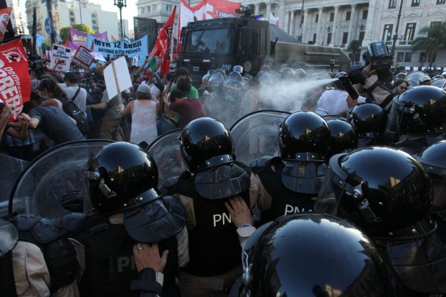 Imágenes de la manifestación que se desarrolló fuera del Congreso de la Nación