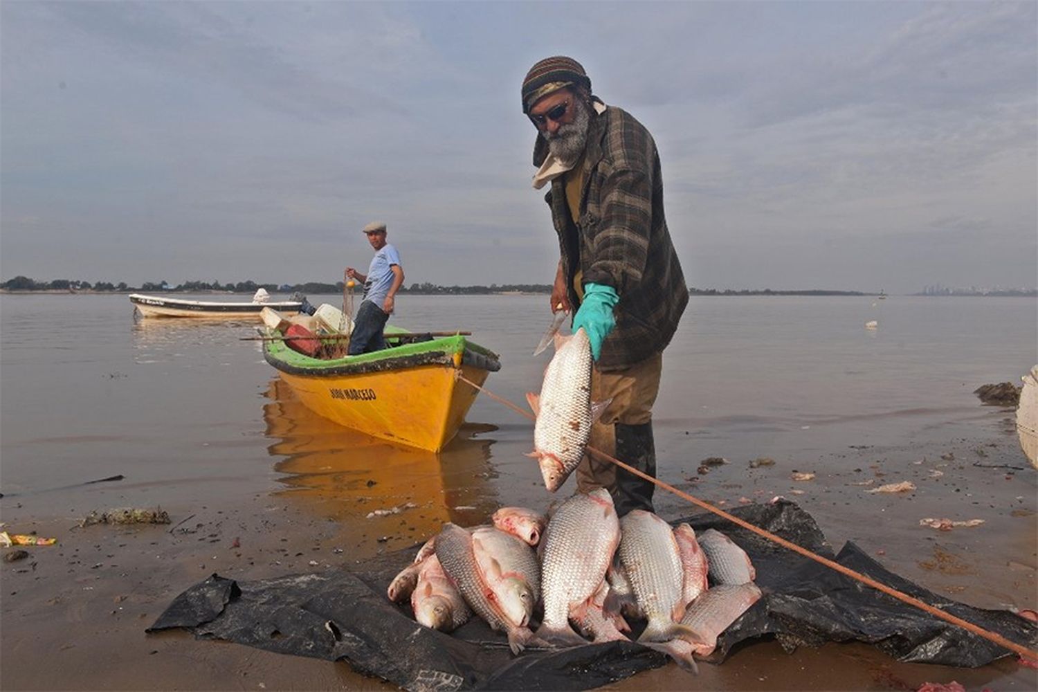 Malestar porque con el río en estado crítico, el cupo de pesca sigue igual