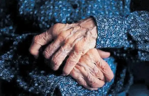 Mar del Plata: Su nieto la estafó, fue abandonada en un geriátrico y murió