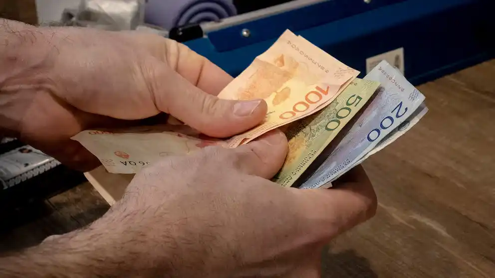 El gobierno decretó un escasa suba del salario mínimo, vital y movil: seguirá muy por debajo de la línea de indigencia