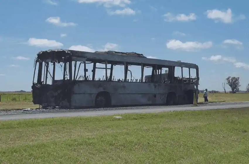 Un colectivo urbano que llevaba 20 pasajeros se prendió fuego en plena autopista Rosario-Buenos Aires