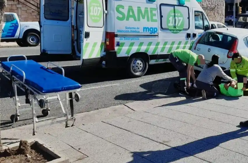 Ciclista quiso pasar un auto, lo chocó y se fracturó