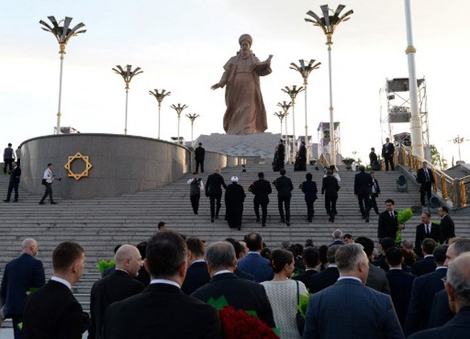 MONUMENTO DE 80 metros de alto se convierte en una de las estatuas más altas del mundo