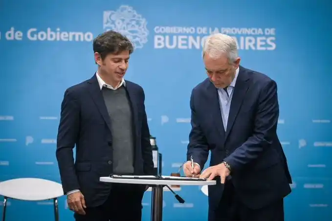 Kicillof y Alak firmaron el expediente para escriturar el Estadio Único.