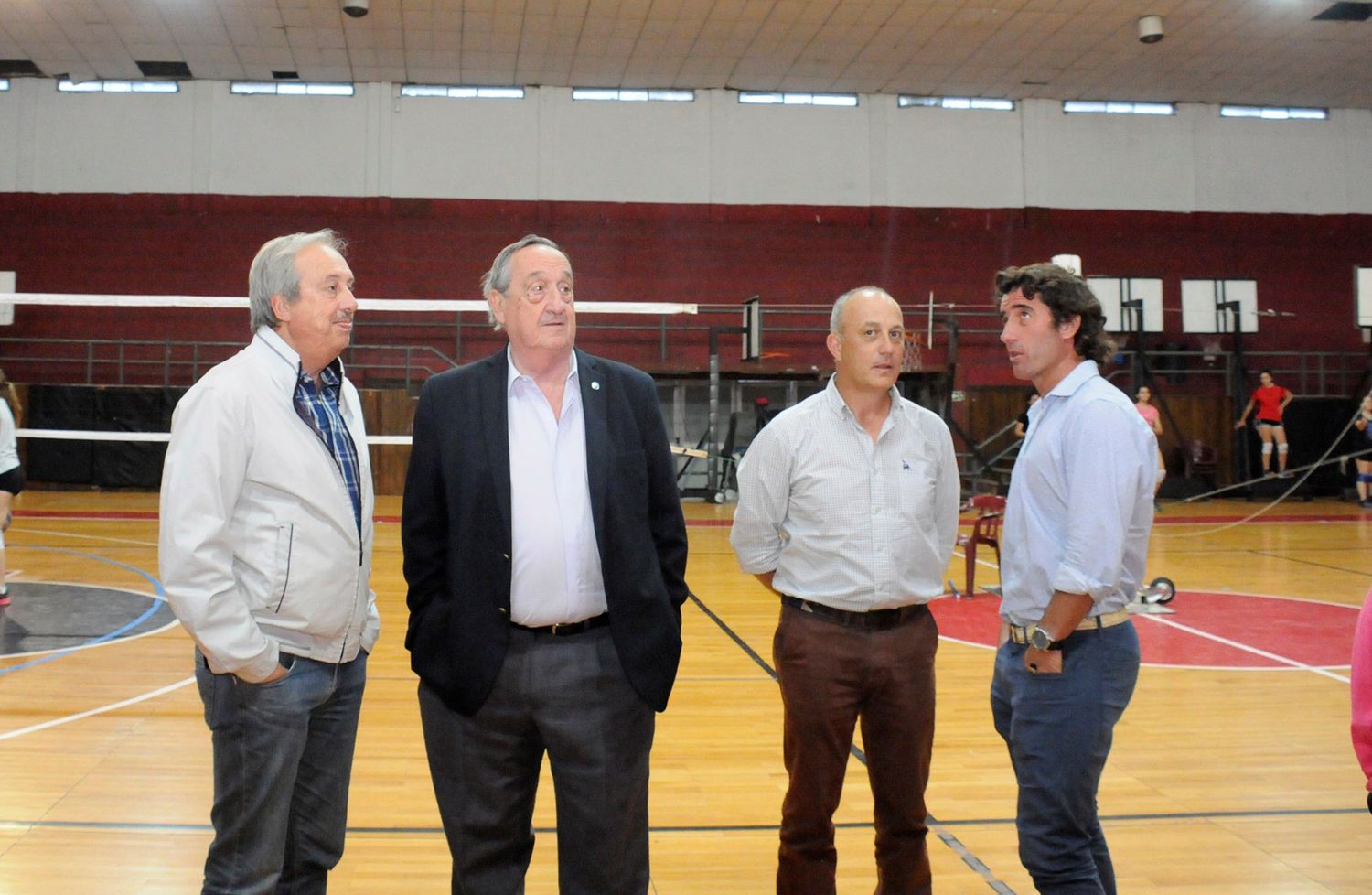 Recorrieron clubes donde colocaron reflectores LED para el ahorro energético