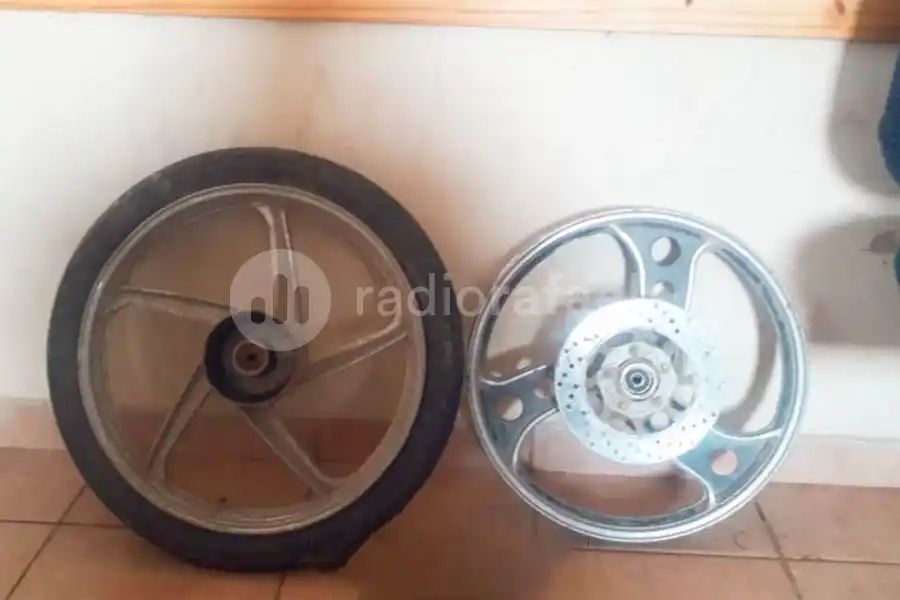 Tras averiguaciones, recuperaron dos llantas que serían de una moto robada