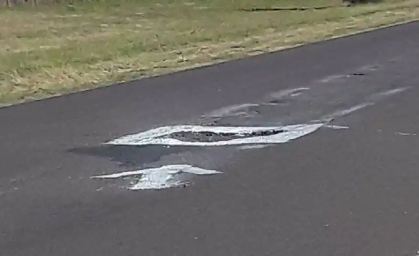 Decidió “colorear” los baches y pozos de la Ruta 32 en solidaridad con los conductores