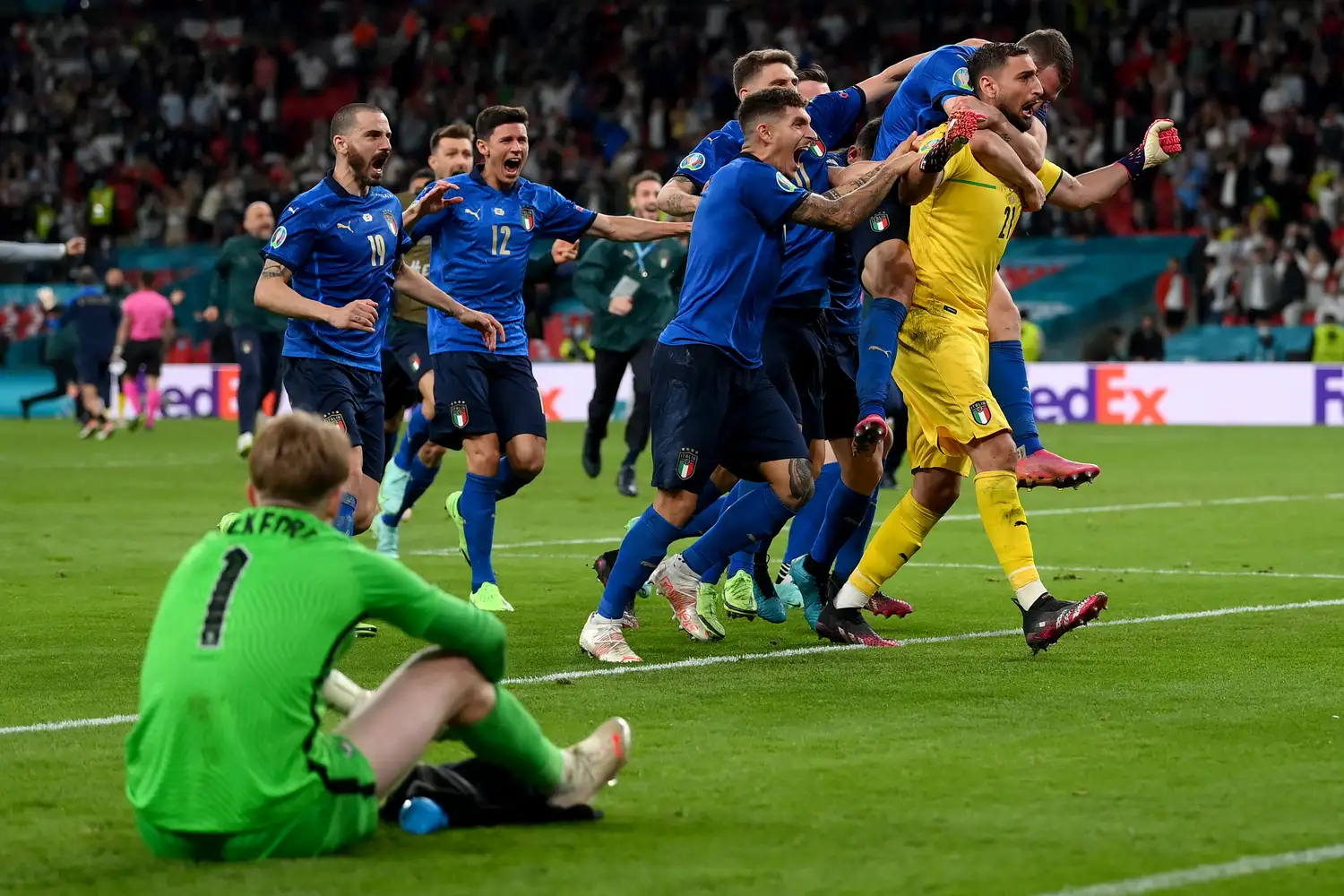 Donnarumma, el héroe de los penales, lidera el festejo italiano.