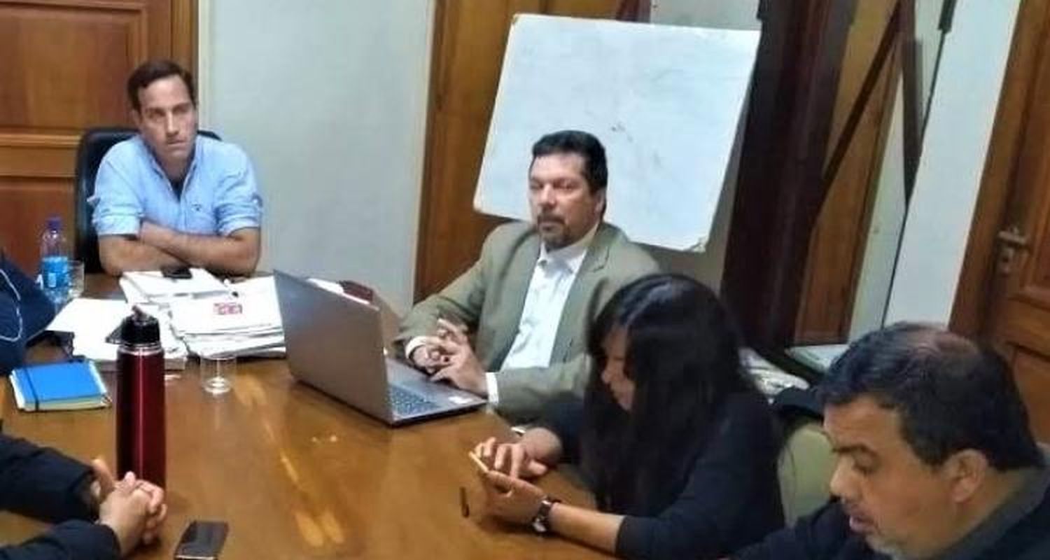 Sindicatos municipales y gobierno acordaron bono de $ 3 mil para el mes que viene
