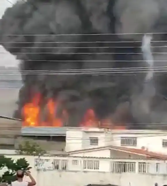 VORAZ INCENDIO EN Maracay  consumió un autolavado (+Video)