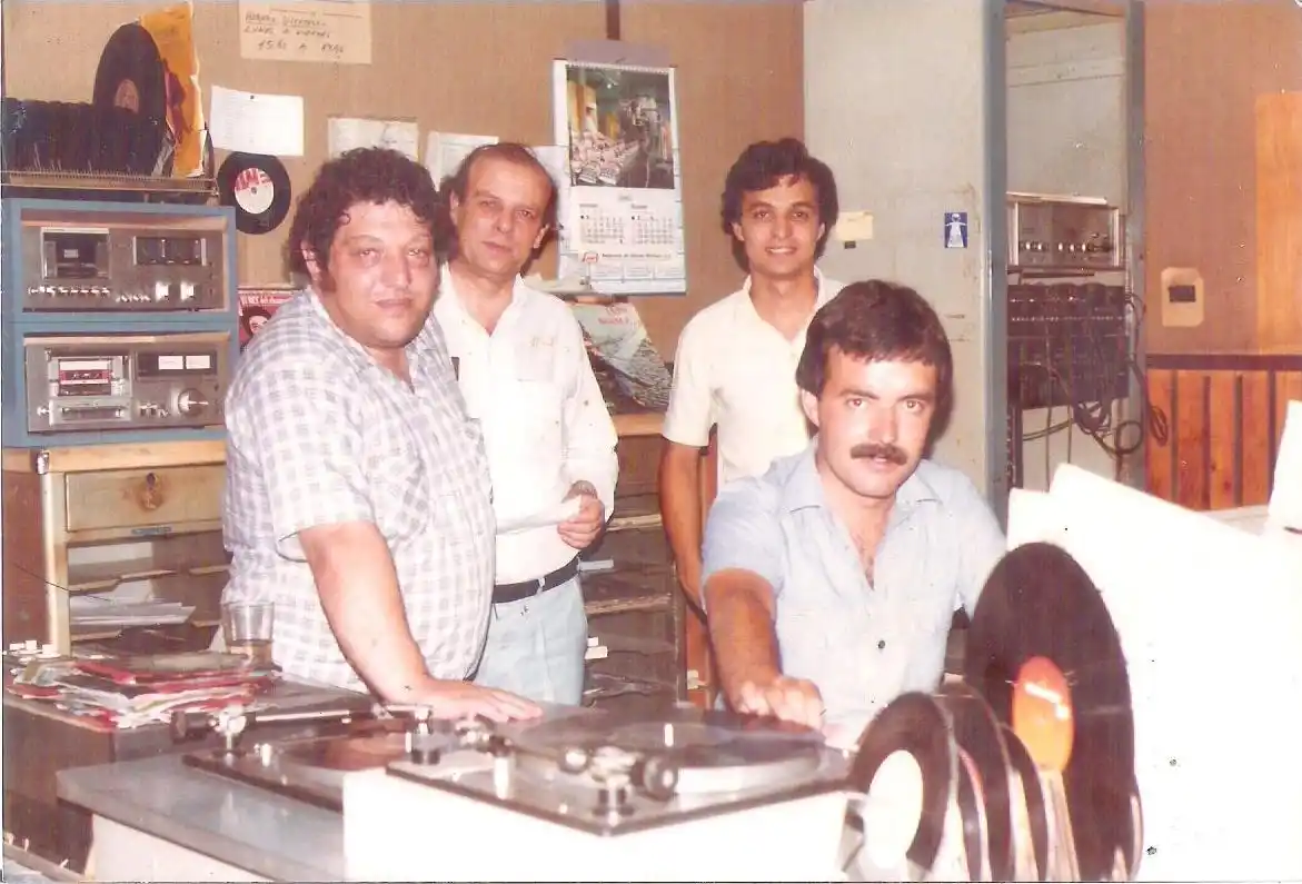Ubaldo Magliaro en LT28 junto a Carlos Beceyro, Sergio Grazioli y Hugo Guidoni en 1984. Ubaldo hacía el programa "Tango y en tango lo mejor" desde 1970. Crédito: Fernando Algaba