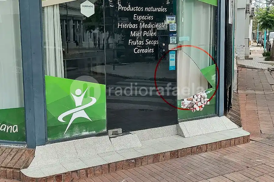 En la madrugada, destrozaron el vidrio de una dietética y robaron dinero