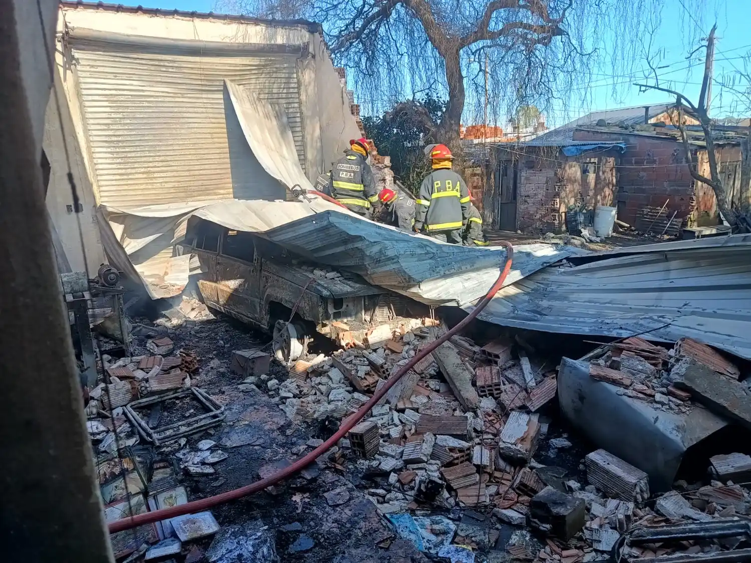 El propietario del taller resultó herido con quemaduras en sus manos y cabeza.