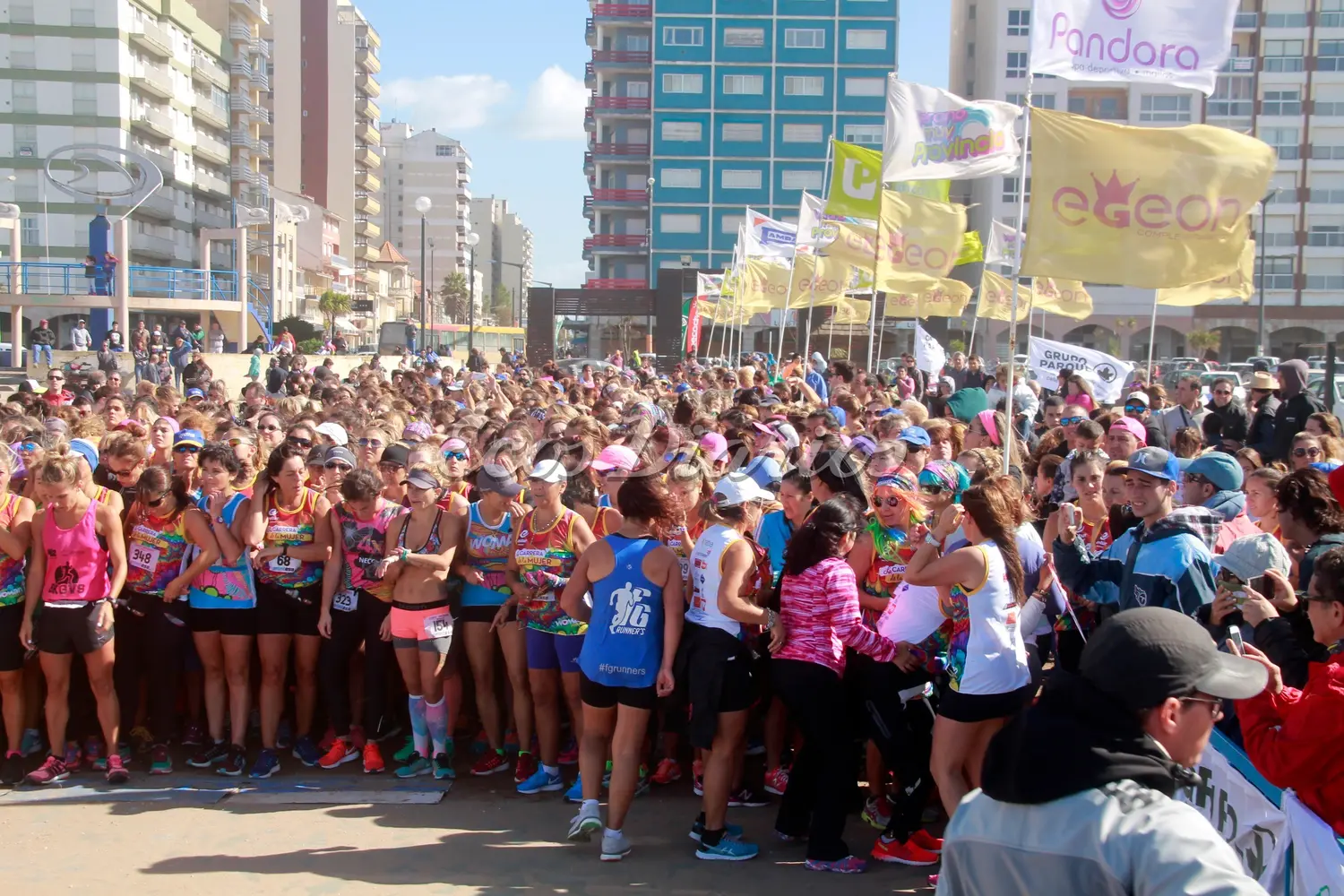 Multitud de corredoras y corredores en una de las ediciones pasadas de la "Carrera de la Mujer"