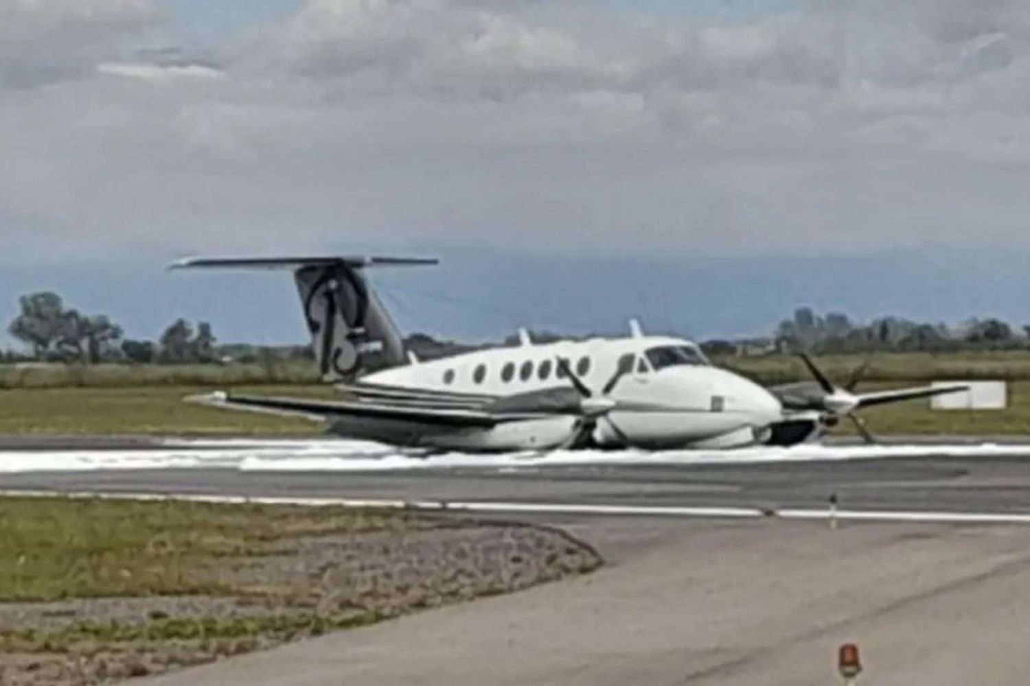 Tensión en aeropuerto de Salta: un avión aterrizó de emergencia sin poder bajar las ruedas