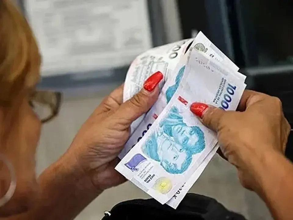 Abril llega con fuertes subas en transporte, luz y prepagas