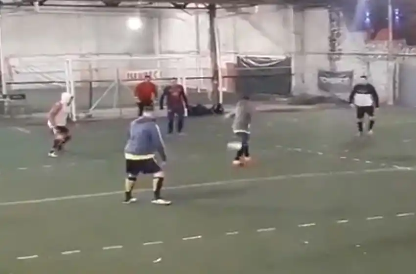 ¡Ya se juega!: las primeras imágenes del «metegol humano» en Rosario