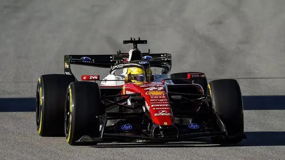 Lewis Hamilton abordo de su Ferrari en Barcelona