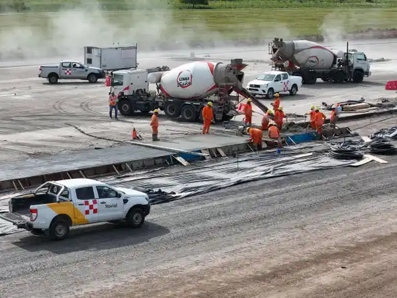 La provincia informó que la obra en la pista del Aeropuerto Internacional de Rosario avanzó un 30%