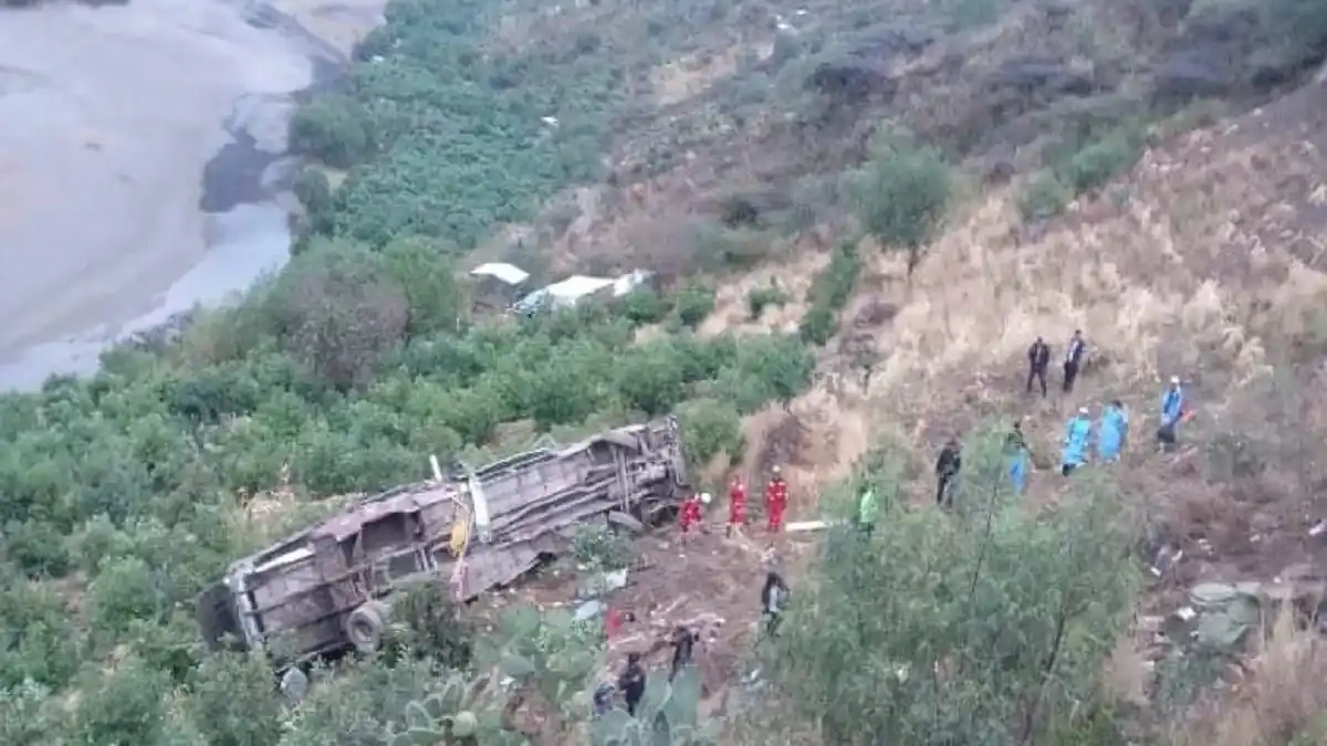 ¡OTRO MÁS! Cae al abismo autobús y deja 24 muertos y 35 heridos en Perú