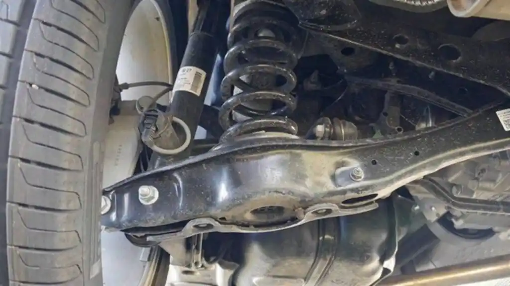 Detienen a un empleado infiel por robar amortiguadores