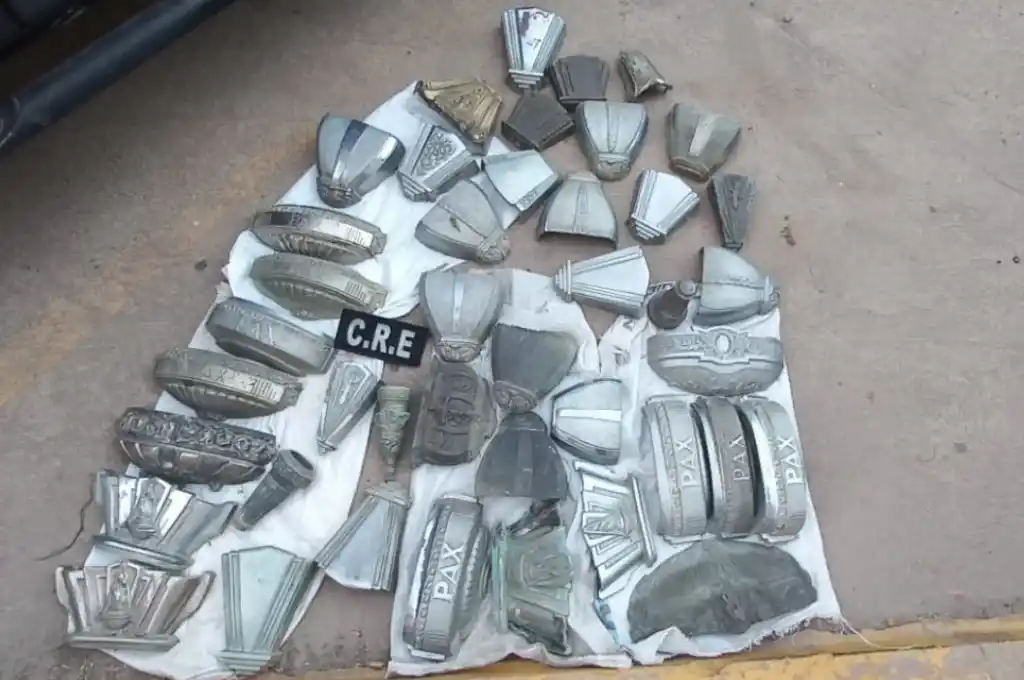 Los floreros de bronce recuperados.