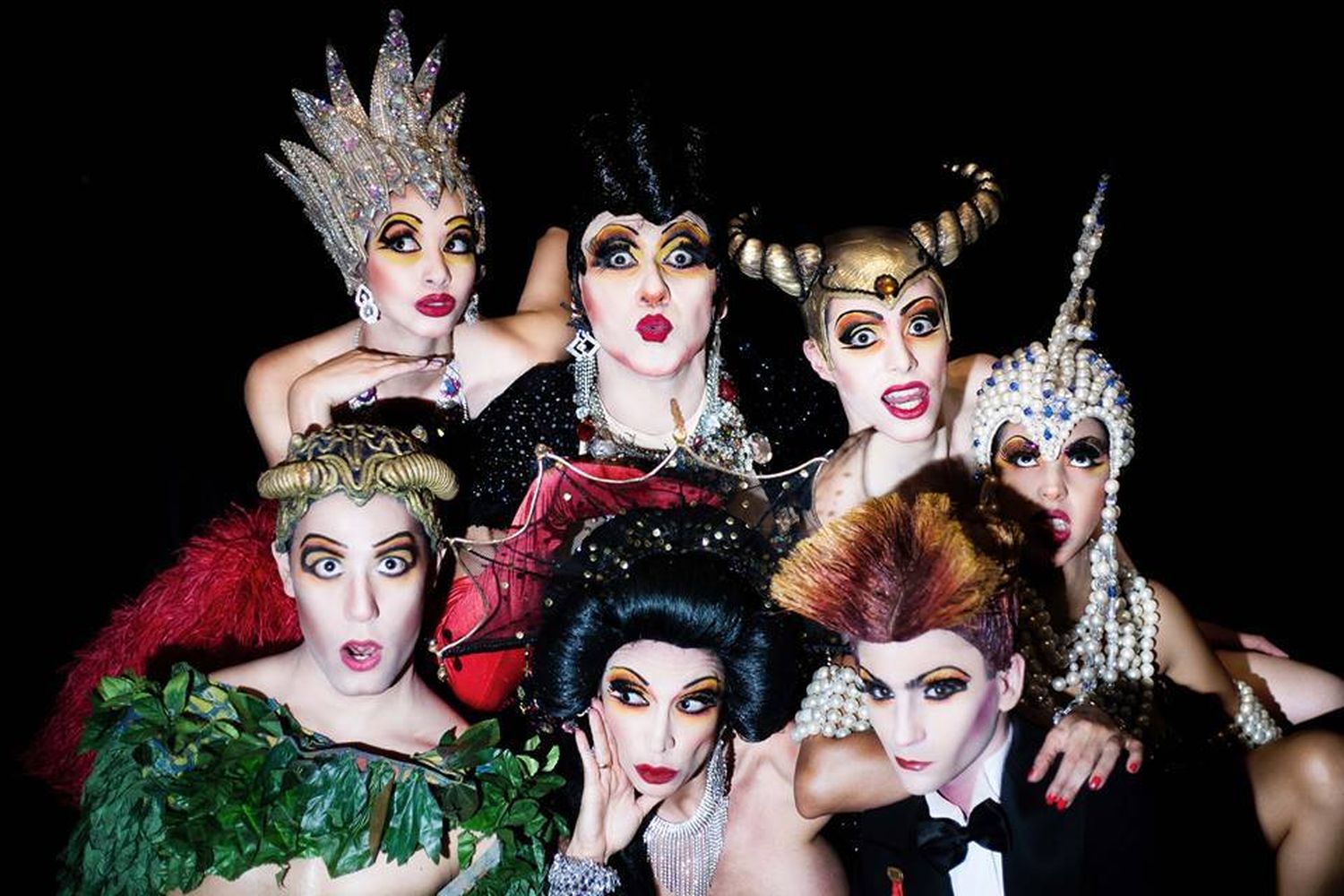 Lujo, humor y glamour en un show del grupo “Caviar”