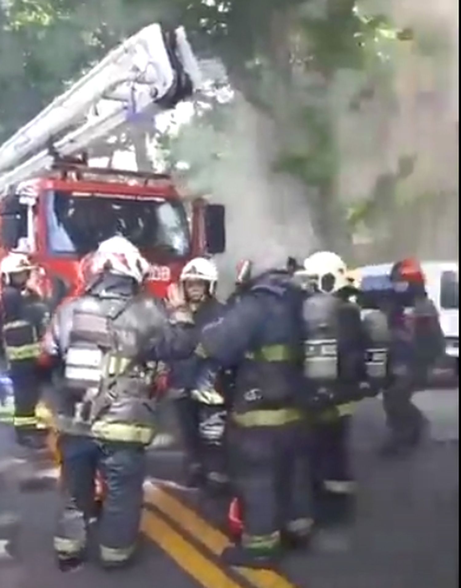 Trágico incendio en Flores: 2 muertos, 27 heridos y personas atrapadas en la terraza