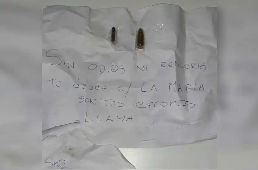 Amenaza mafiosa: le dejaron una carta y dos balas en la puerta de su casa