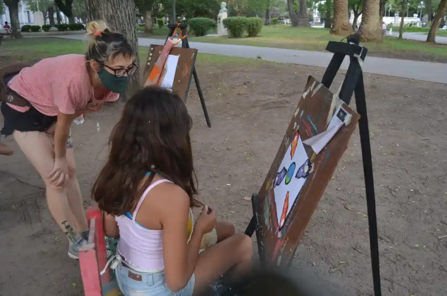 Julia Benítez y su taller de Artes Visuales al aire libre