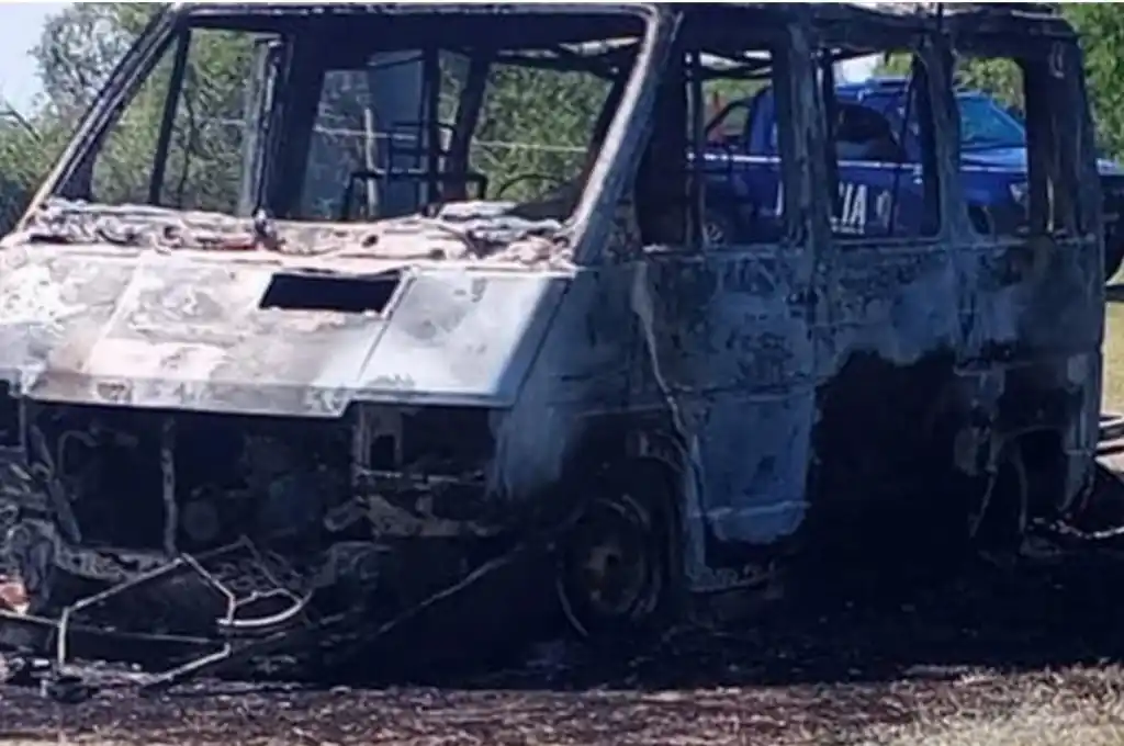 La Trafic quemada y el horror como sospecha. Foto: Gentileza