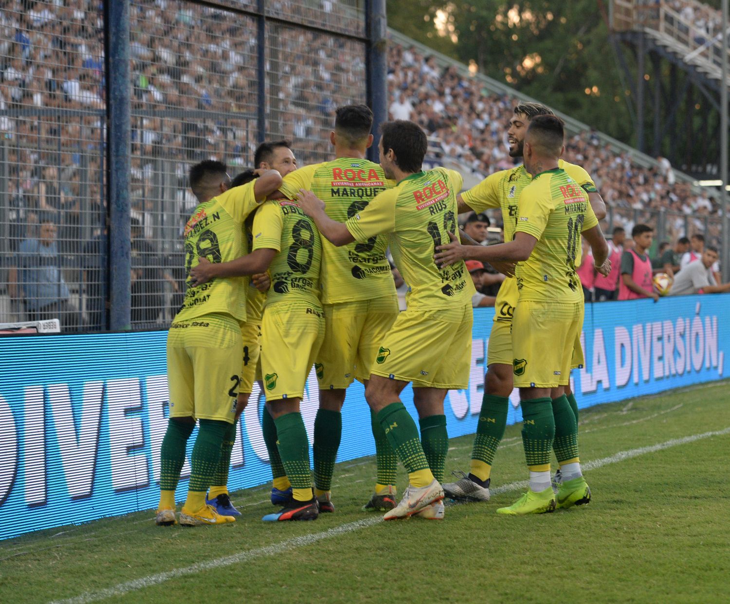 Defensa pisó fuerte en La Plata y es único líder