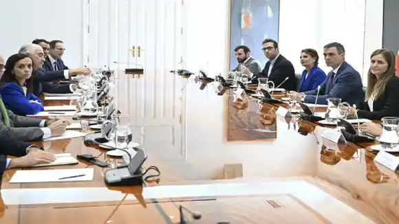 ESPAÑOLES EXIGEN renuncias de funcionarios tras el APAGÓN: el Gobierno de Sánchez aún no sabe las causas