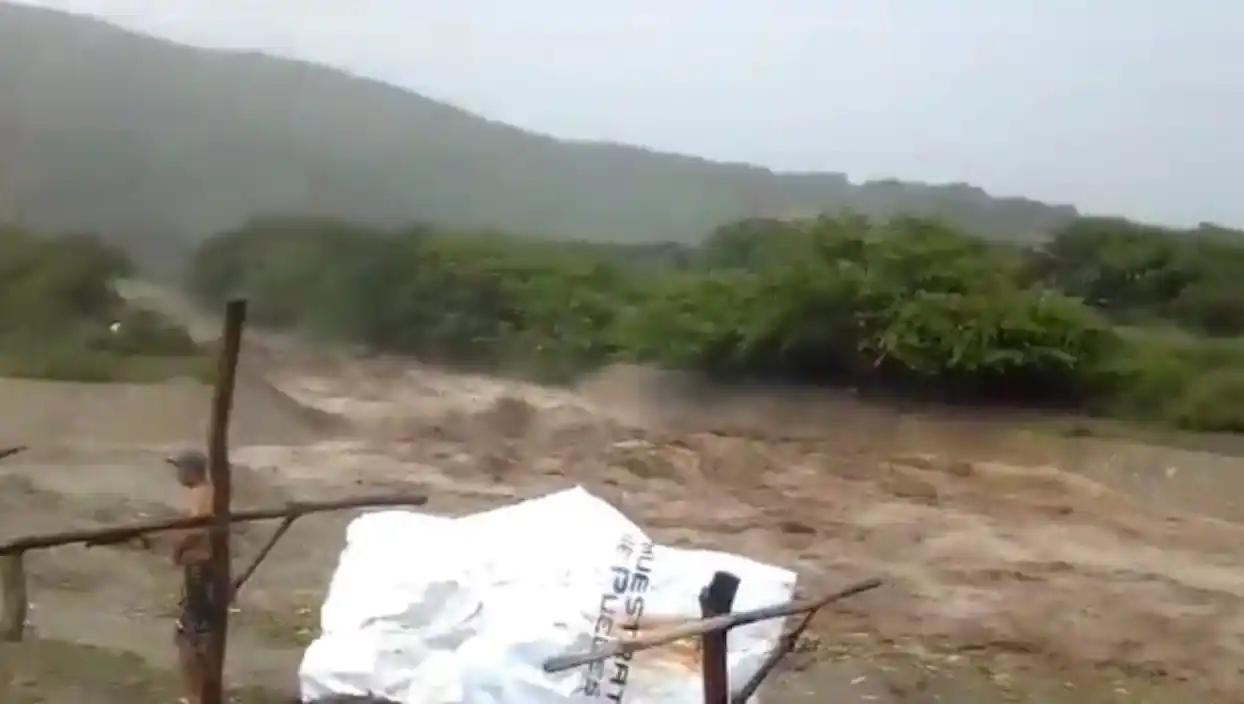 TERROR EN VARGAS: se desborda río en Camurí Grande