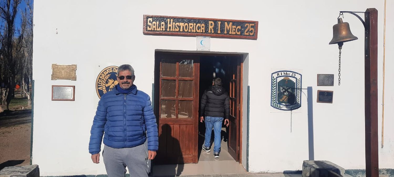 Falco, en su visita al museo instalado en la sede del Regimiento de Infantería 25, donde se formaron los primeros soldados en pisar suelo de Malvinas en 1982.