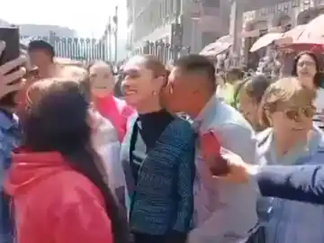 La presidenta de México fue acosada por un hombre mientras caminaba por la calle