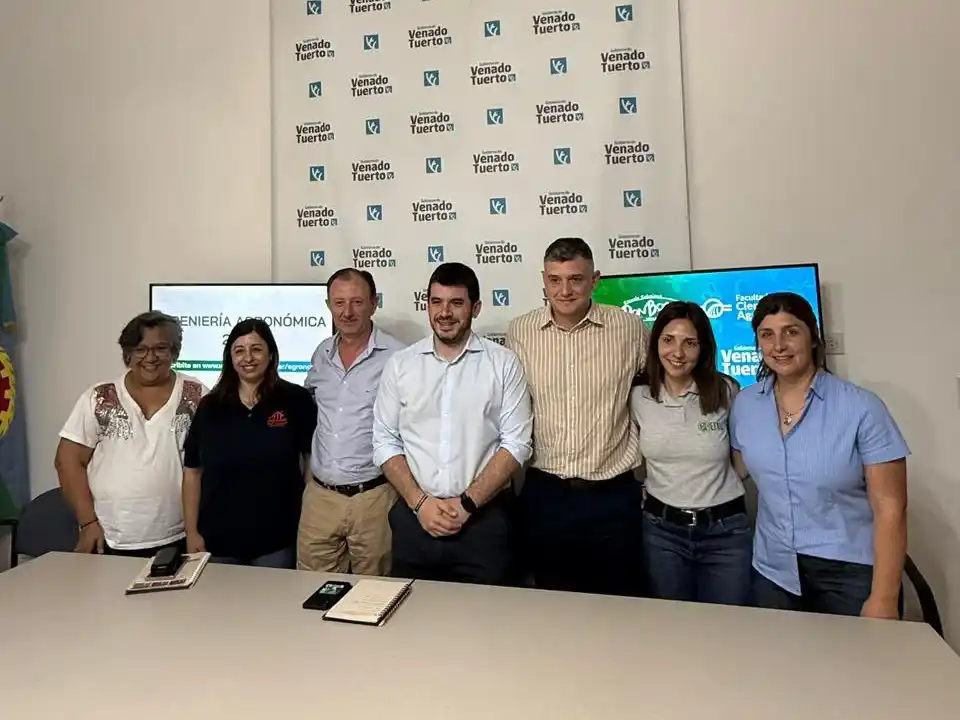 Miriam Carabajal (secretaria de Territorialidad y Desarrollo Cultural-GVT), Griselda Troyano (directora de la Escuela Salesiana Don Bosco), Marcelo Bottazzi (representante legal de la Escuela Salesiana Don Bosco), intendente Leonel Chiarella, Santiago Dearma (vicedecano FCA-UNR), Belén Bravo (gerente RRHH de la firma Venturino SA) y Gisela Pouillastrou (directora de Educación-GVT).