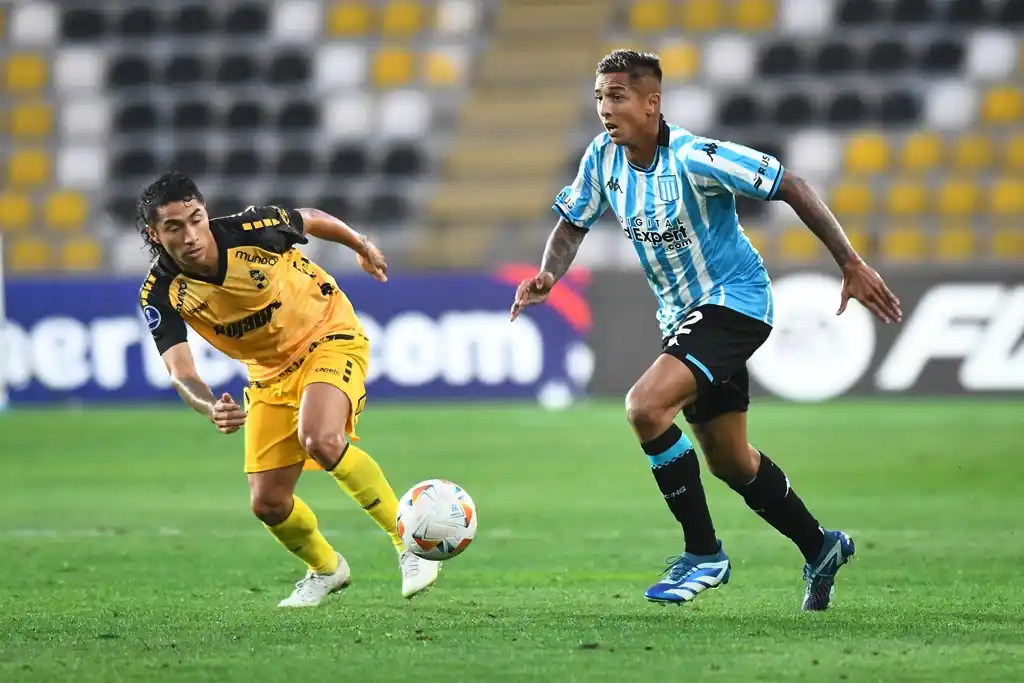 Almendra conduce la pelota en la noche de Coquimbo.