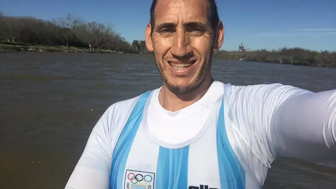 Un remero olímpico se enojó por la vuelta del fútbol y salió a entrenar, pero lo multaron