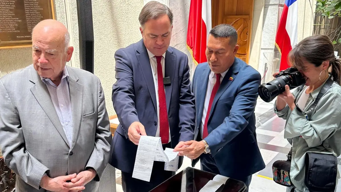 Oposición venezolana presentó a senadores chilenos actas que «comprueban» presunto triunfo de Edmundo González (VIDEO)