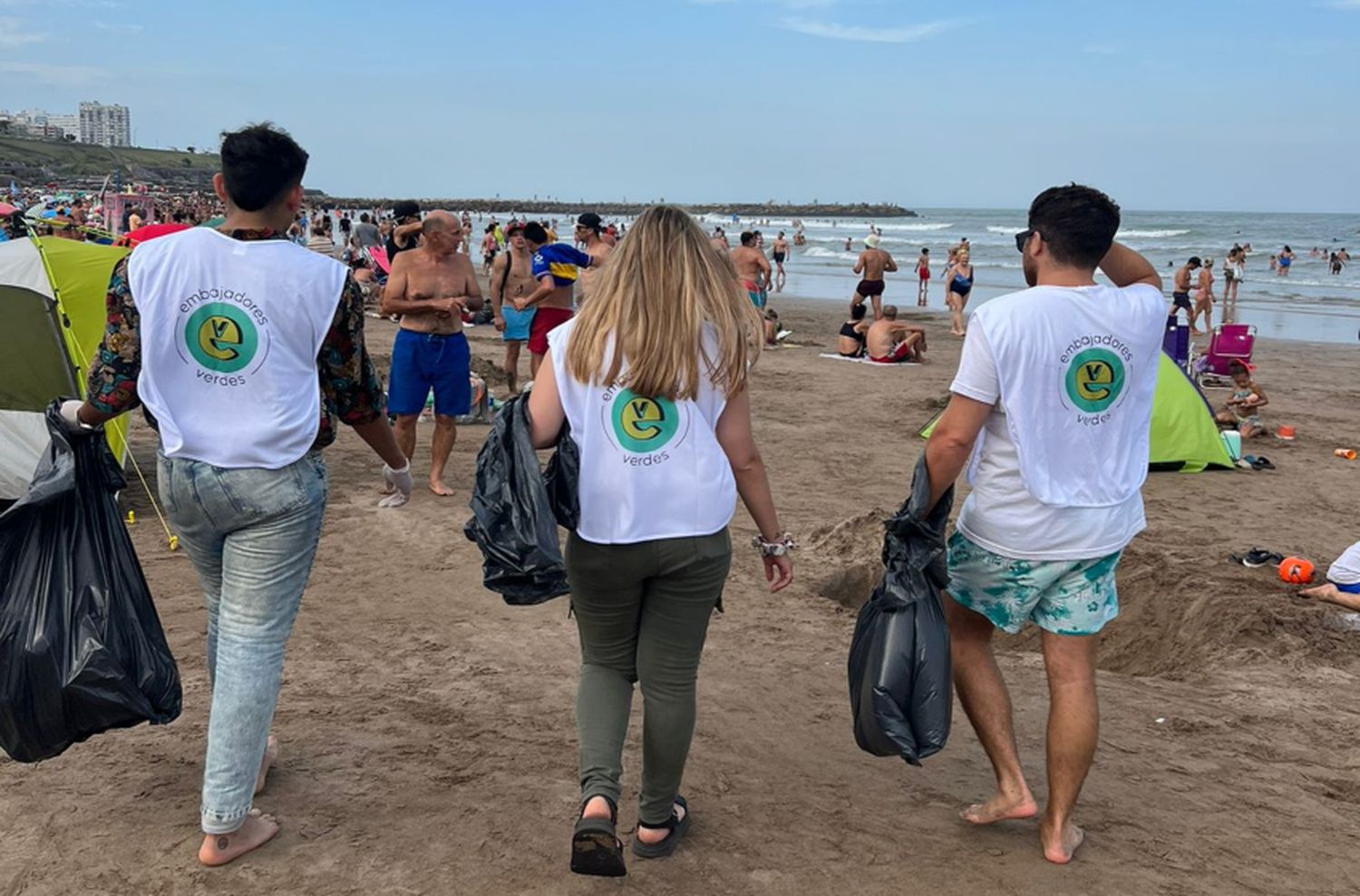 Limpieza en playas: "Queremos ver una ciudad más limpia y amigable con el medioambiente"