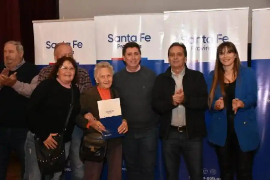 Entregaron 44 escrituras a familias del departamento Las Colonias