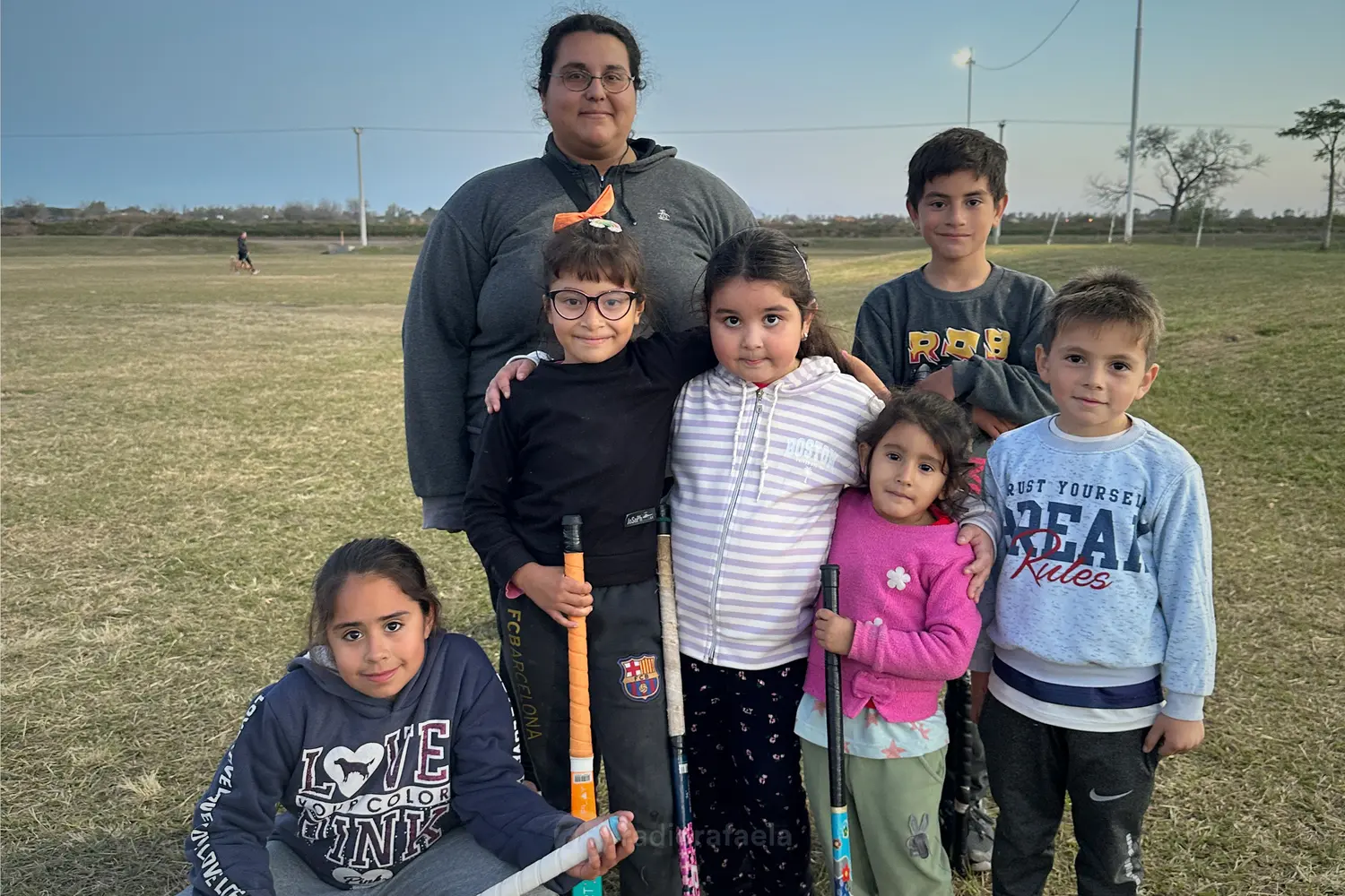 Brenda Álvarez - profe de la escuelita de hockey de barrio Antártida Argentina | Recorriendo escuelitas barriales: el enorme trabajo en la de hockey en barrio Antártida