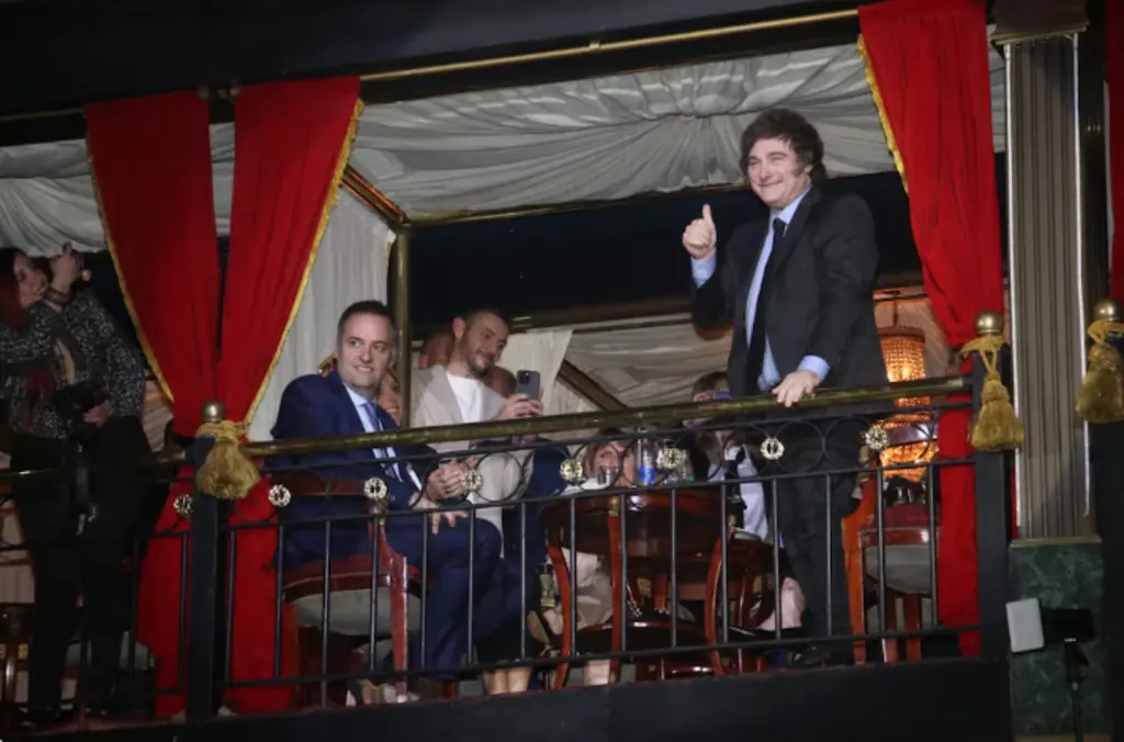 Milei saluda desde el palco en el desfile de Piazza