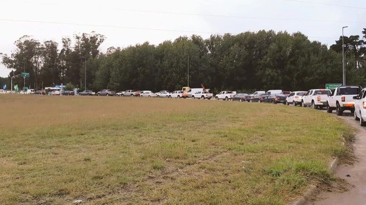 Coronavirus: Largas filas de autos para ingresar a Pinamar y Villa Gesell en medio de la cuarentena
