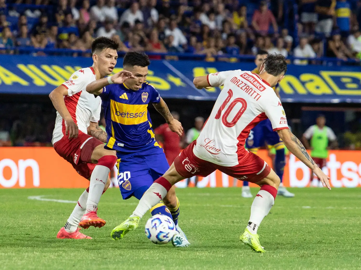 Un intento de Velasco, que jugó un buen partido.