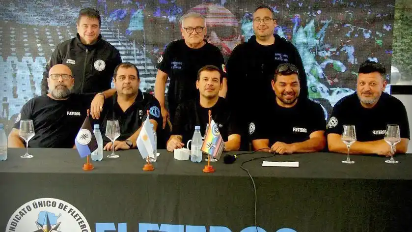 Necochea presente: El grupo de dirigentes de Fleteros Necochea. arriba “Yuli” Fernández, Mario Coste y Pablo Echaves; abajo: Miguel Pacheco y Aníbal Aloy